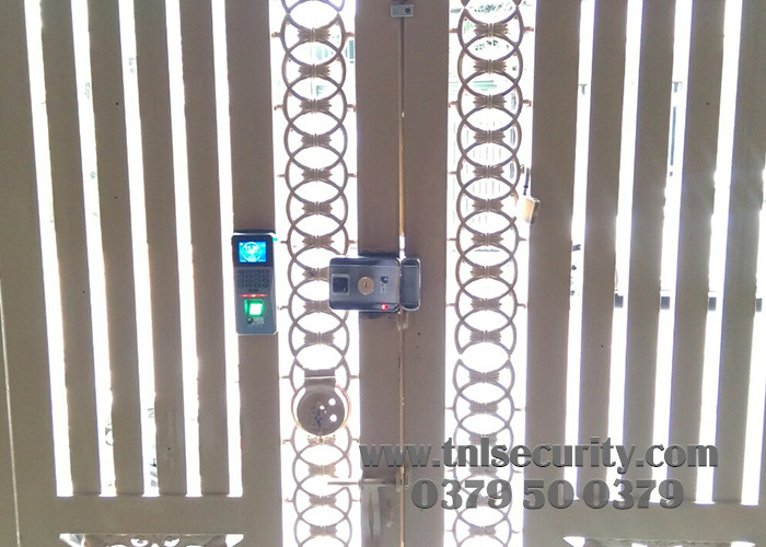 Lap-dat-khoa-van-tay-cho-cua-sat-tai-duong-huynh-thi-hai-quan-12